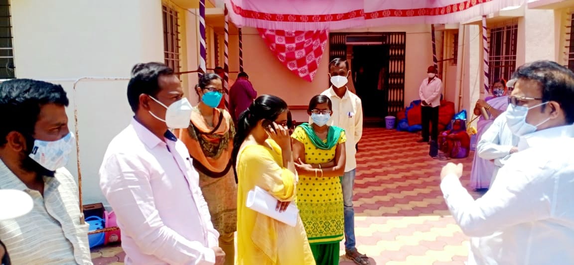 आ. शशिकांत शिंदे यांच्याकडून पुसेगाव कोरोना सेंटरची पाहणी