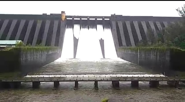 कोयना धरणाचे सहा वक्र दरवाजे एक फूट नऊ इंचावर