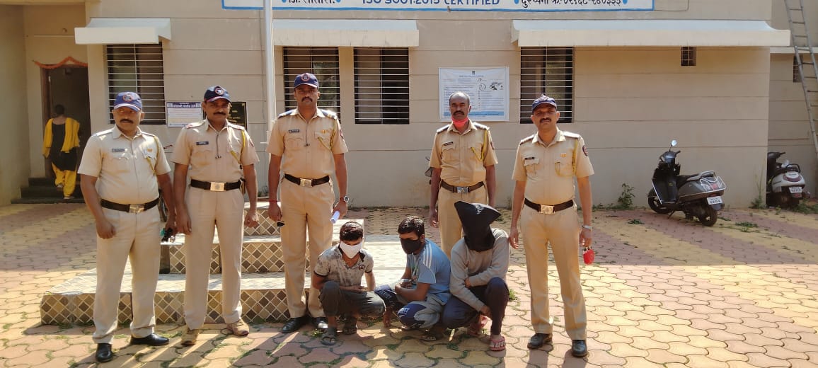 गुरेघरच्या शॉपिंग सेंटरमधील दुकान गाळे फोडणार्‍या तिघांना अटक