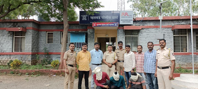 शिक्षक दाम्पत्यास चाकूचा धाक दाखवून लुटणारे तिघे जेरबंद