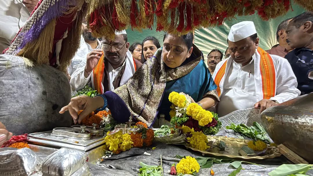 सासवडला उपमुख्यमंत्री सुनेत्रा पवार यांनी घेतले   माऊलींच्या पादुकांचे दर्शन