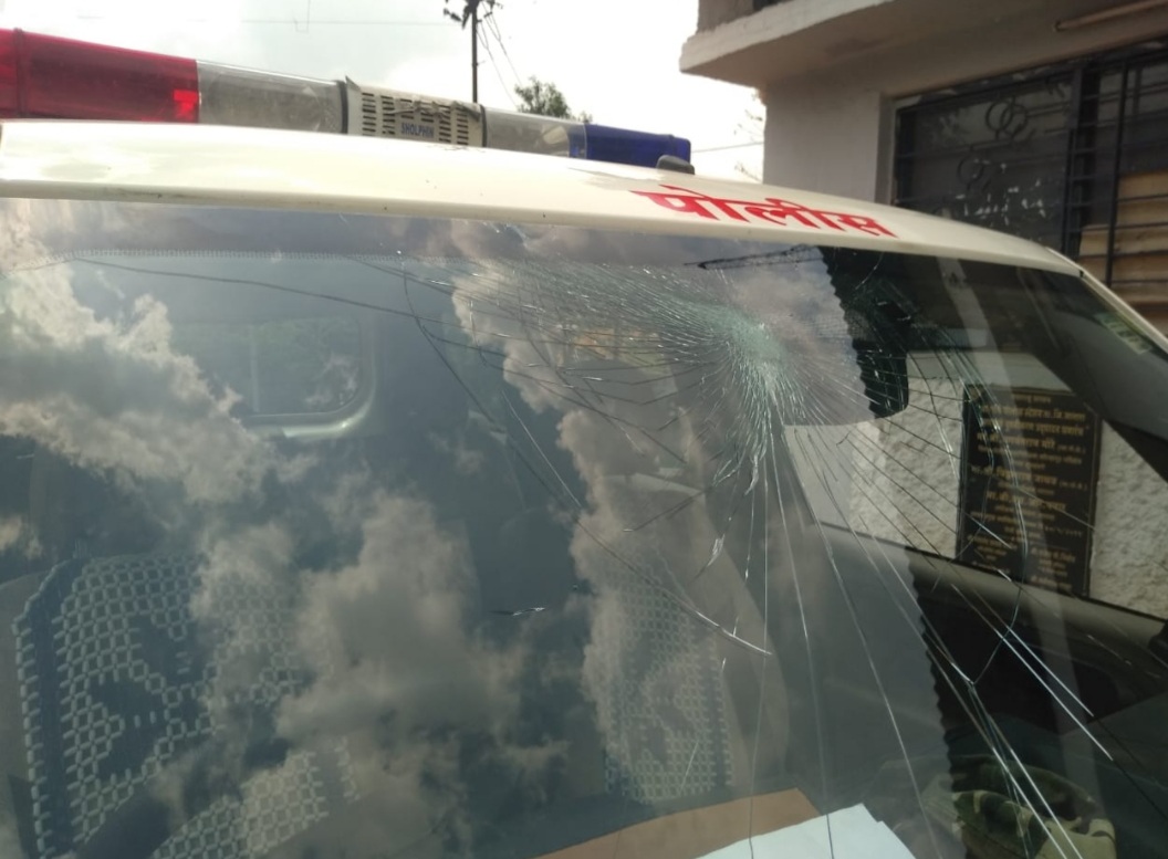 दरोडेखोरांना पकडताना जमावाचा पोलिसांवर हल्ला