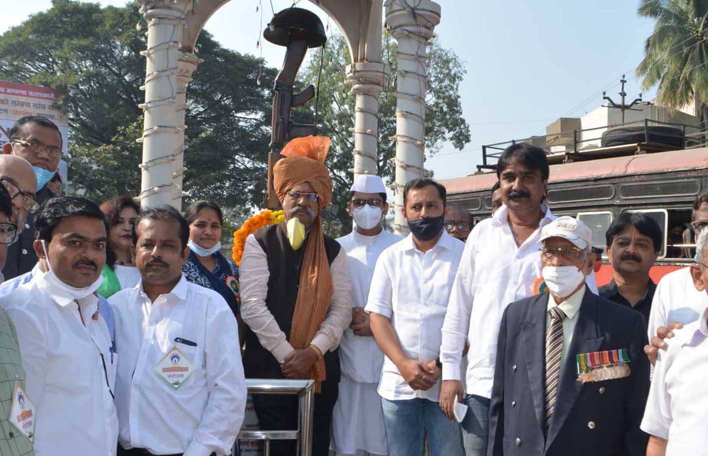 कराडला विजय दिवसानिमीत्त  स्तंभास अभिवादन  