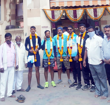 लोणंदच्या दोन अवलियांचा आळंदी ते पंढरपूर 246 किलोमीटरचा पायी प्रवास