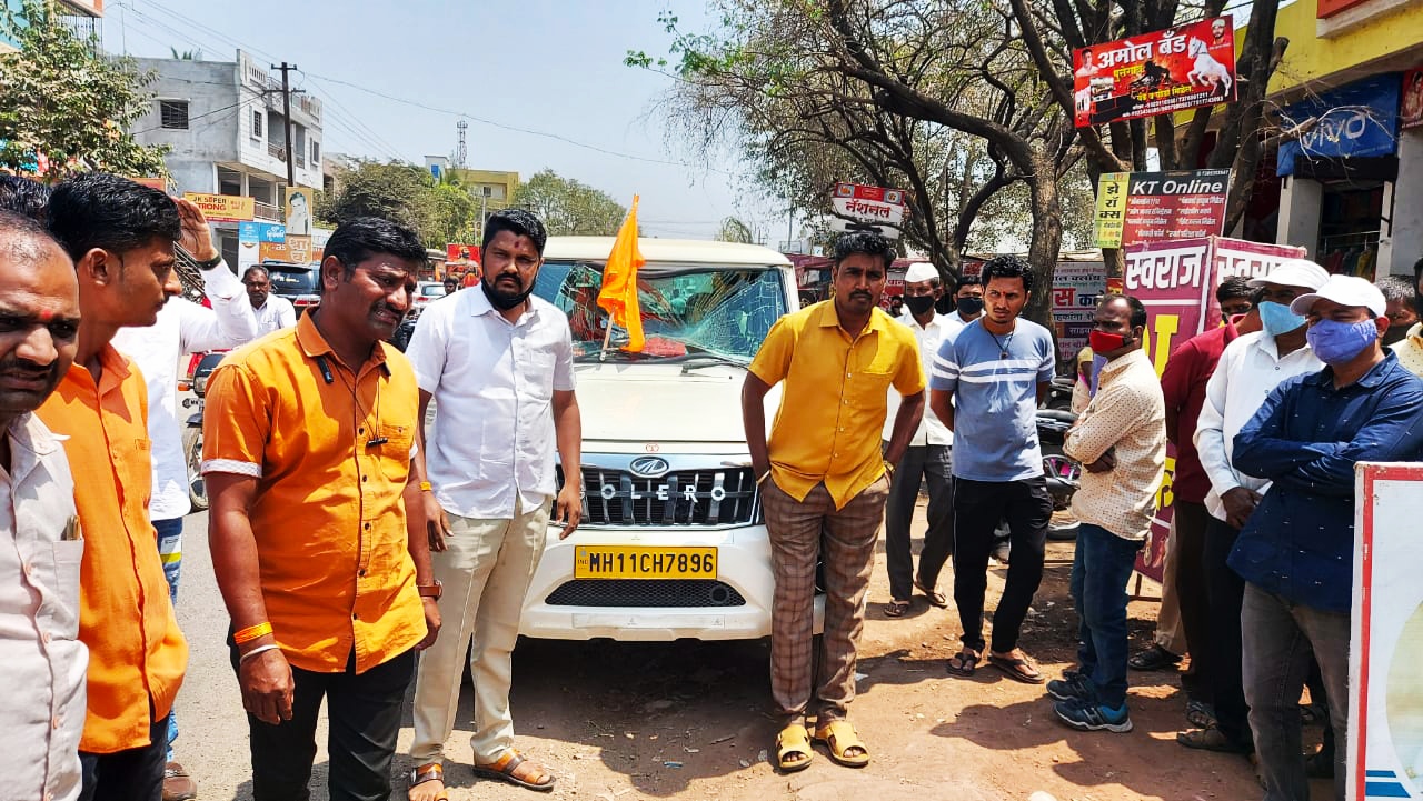 पुसेगावात शिवसैनिकांनी महावितरणच्या वसुली अधिकार्‍यांची गाडी फोडली