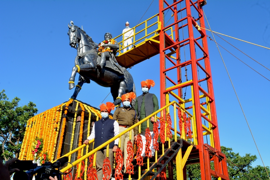 जिल्हा प्रशासनाच्या वतीने प्रतापगडावर शिवप्रताप दिन साजरा