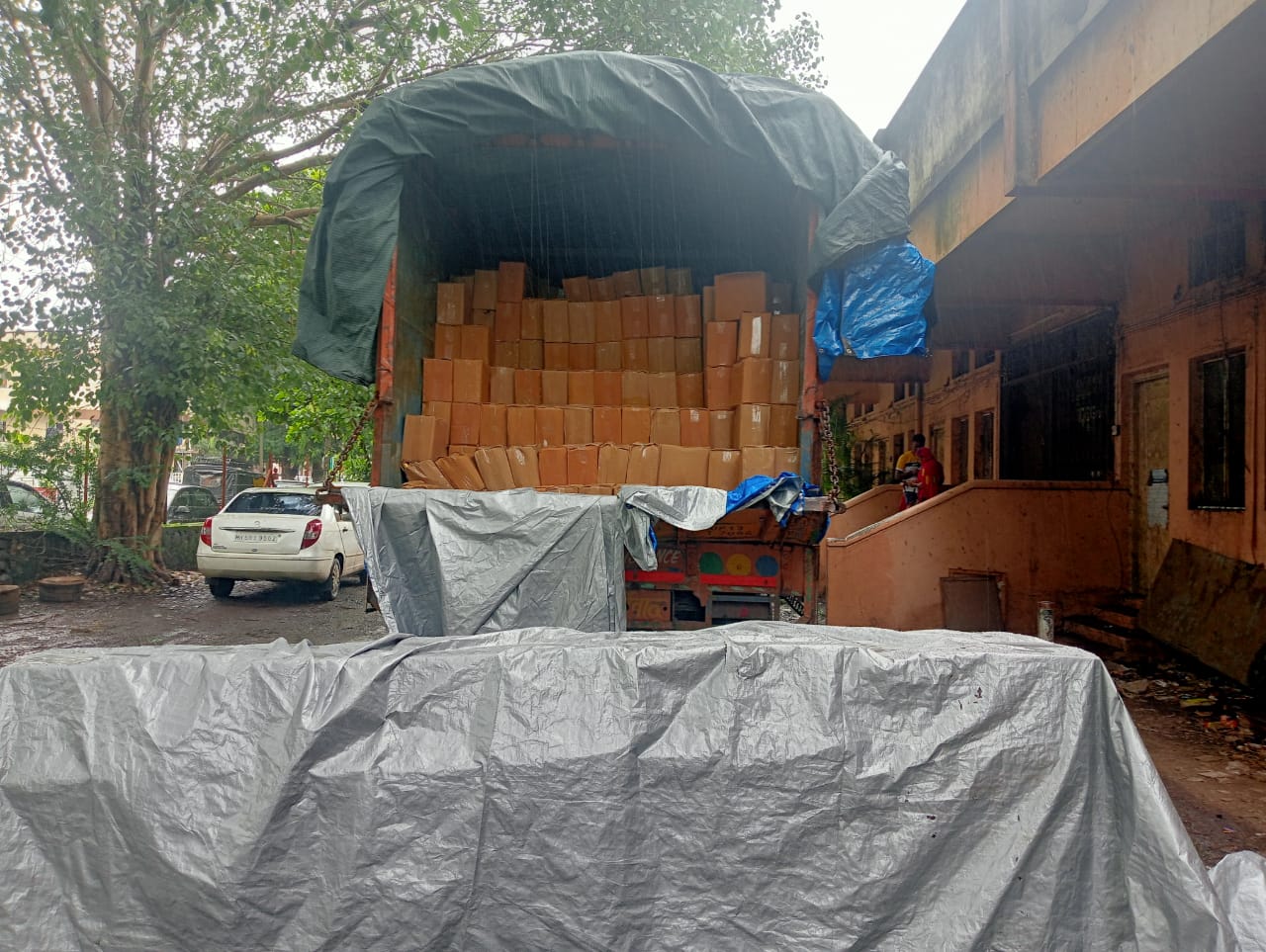 औषधांच्या नावाआडून गोवा बनावटीची दारू तस्करी करणारा ट्रक पकडला