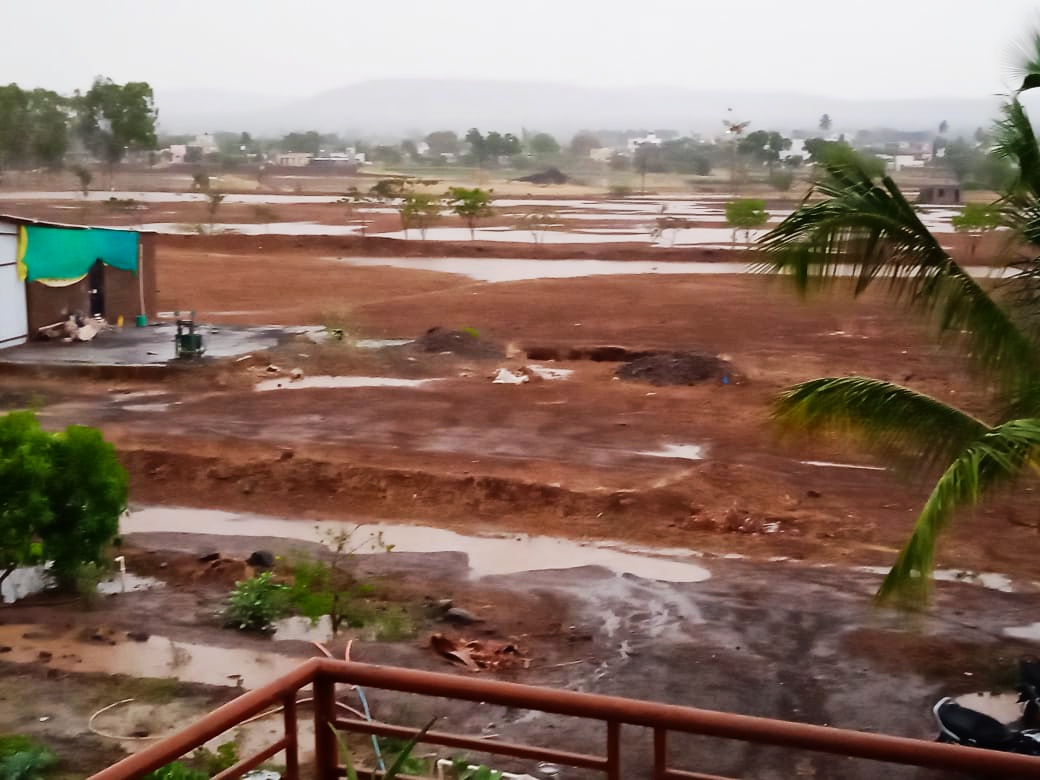 पुसेगाव परिसरात वादळी वार्‍यासह जोरदार पाऊस