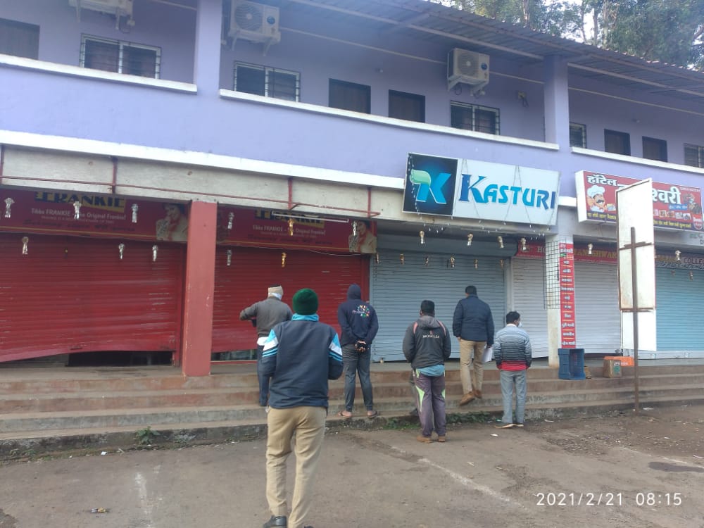 शॉपिंग सेंटरमधील पाच दुकाने अज्ञात चोरट्यांनी फोडली