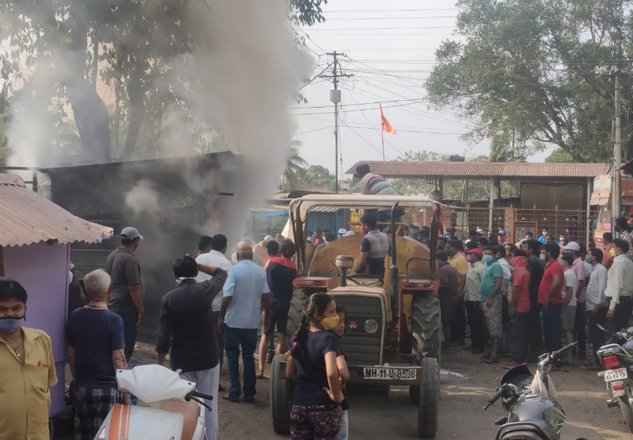 कोरेगावात फुटवेअर दुकानाला आग; लाखोंचे नुकसान