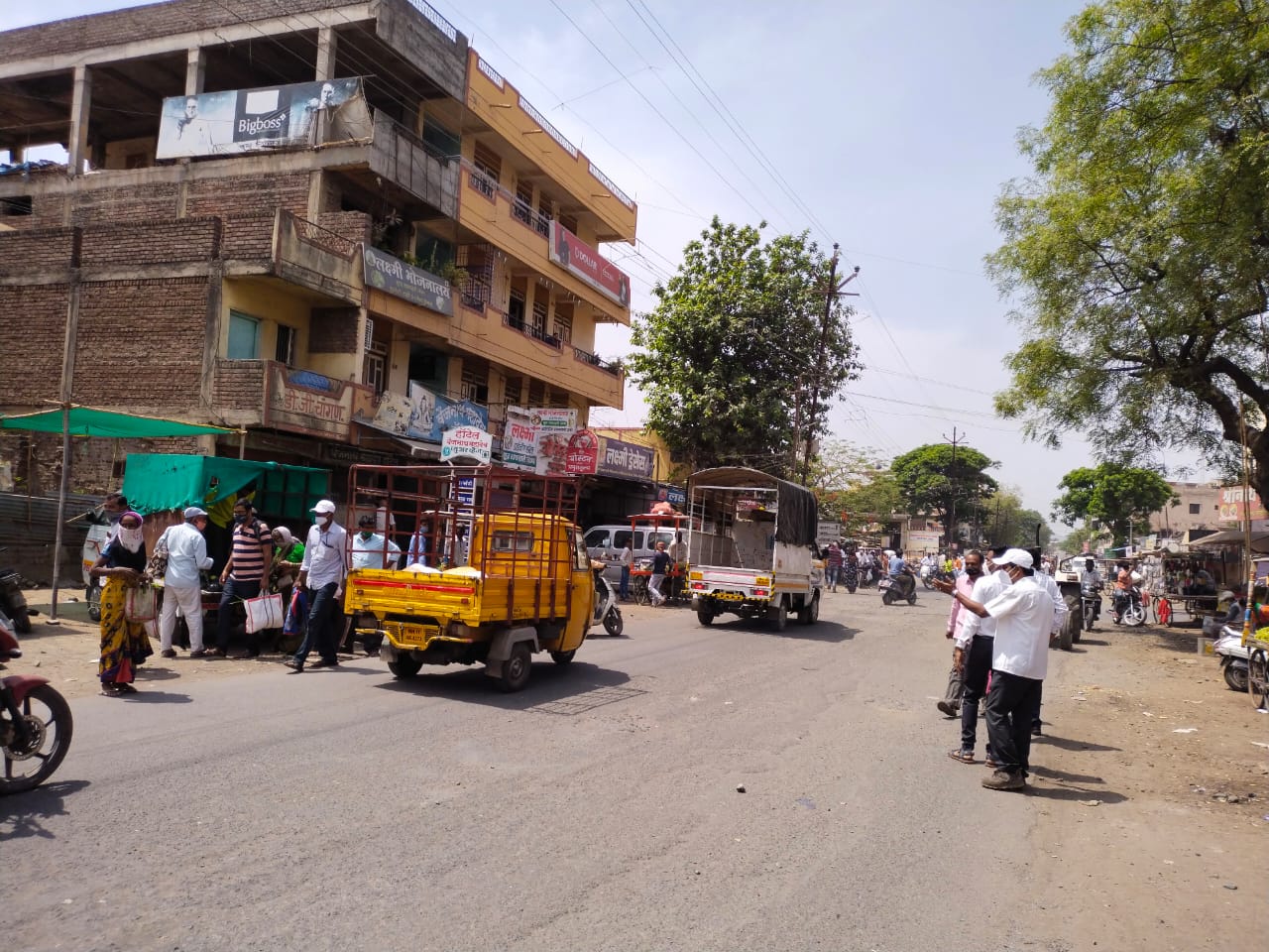 लोणंद शहरात सोशल डिस्टन्सिंगचा फज्जा; कडक कारवाई करण्याची गरज