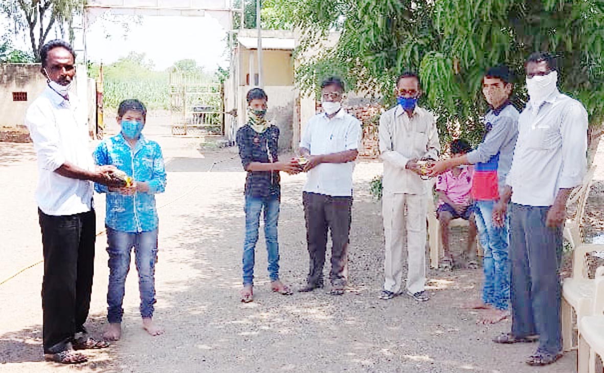 गोरगरिबांना अन्नदान करून ‘त्यांनी’ जपली आरोग्यदायी हनुमान भक्ती