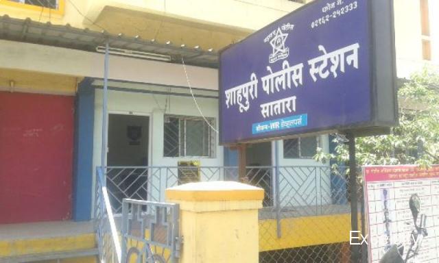 खणआळीतील तीन कापड व्यवसायिकांवर गुन्हा 