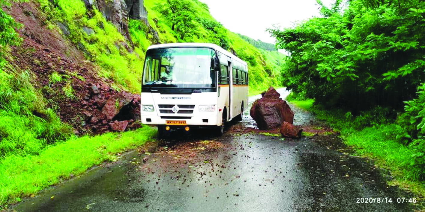 बोरणे घाटात कोसळली दरड; वाहतूक काहीकाळ ठप्प