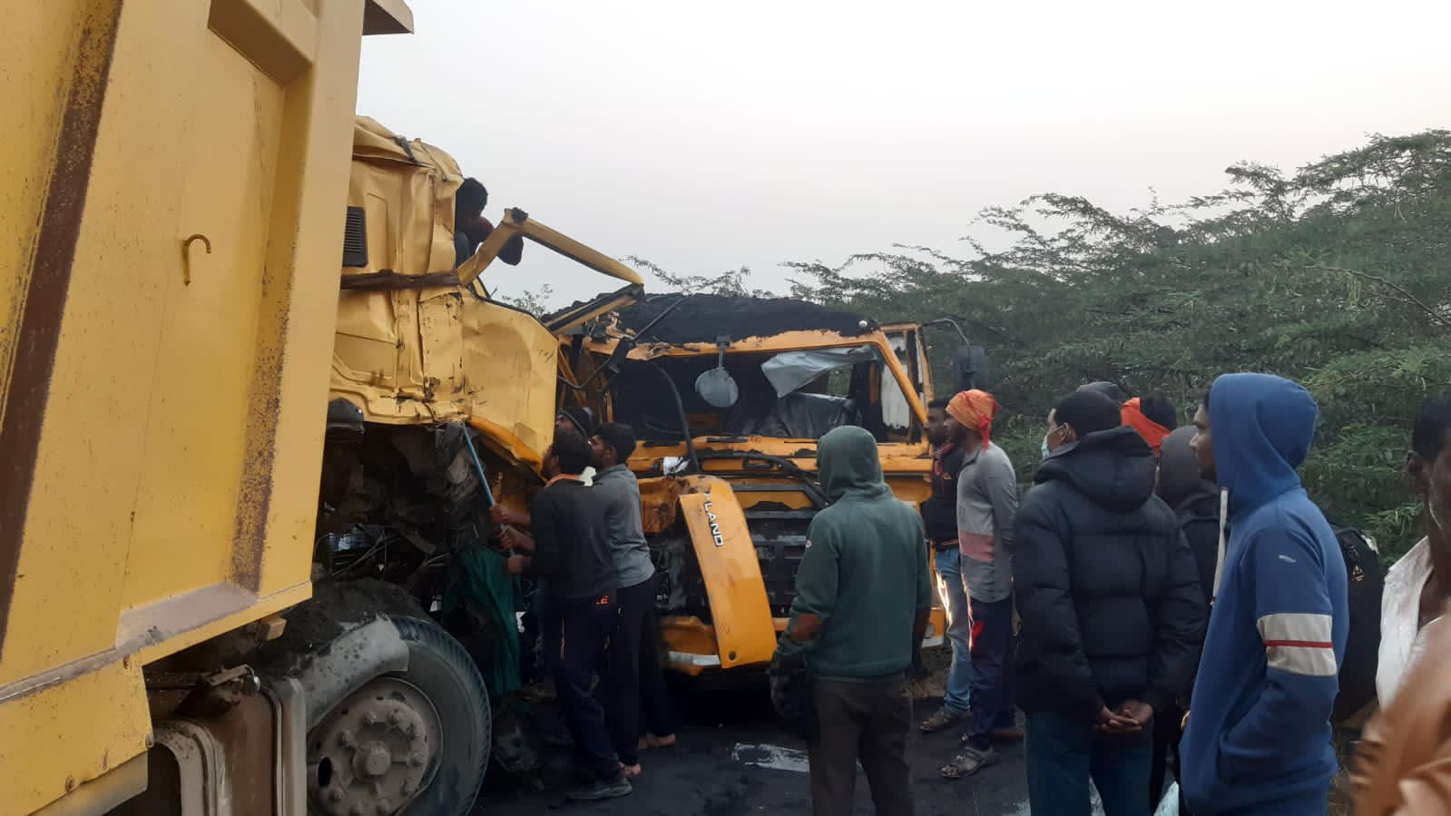 लोणंद-नीरा रोडवर दोन डंपरची समोरासमोर धडक