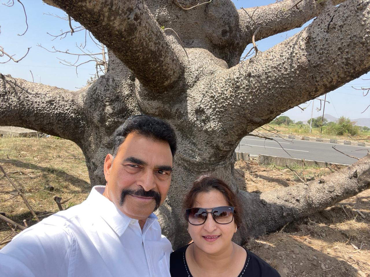 गोरख चिंच वृक्षासमवेत अभिनेते सयाजी शिंदे यांनी काढला सेल्फी