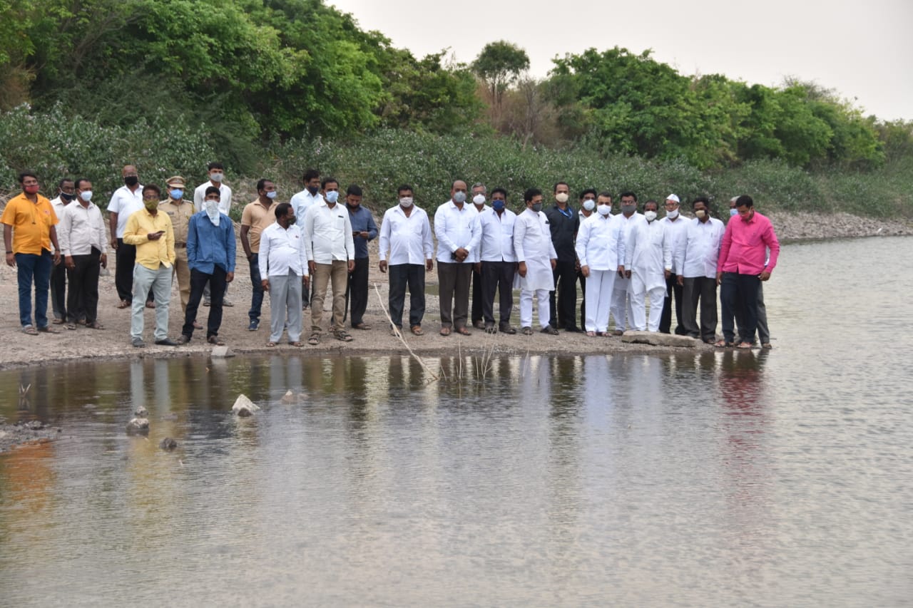 पारगाव येथील तलावाची ना. बाळासाहेब पाटील यांनी केली पाहणी