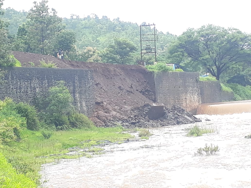 महिंद धरणाच्या सांडव्याजवळील संरक्षक भिंत कोसळली,धरण सुरक्षित