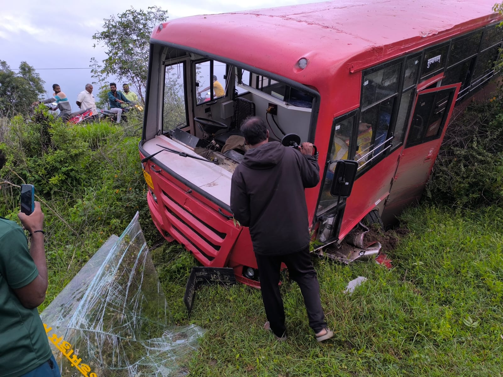 चालकाचे नियंत्रण सुटल्याने एसटी बसचा अपघात    