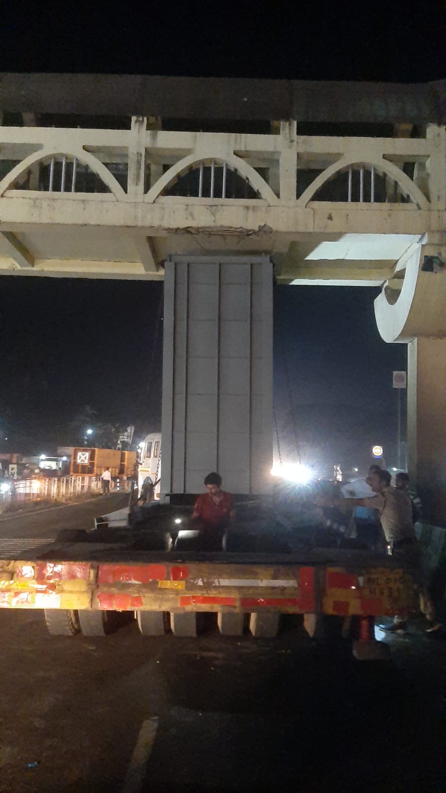 कराडनजीक महामार्गावरील पादचारी पुलात अडकला कंटेनर   