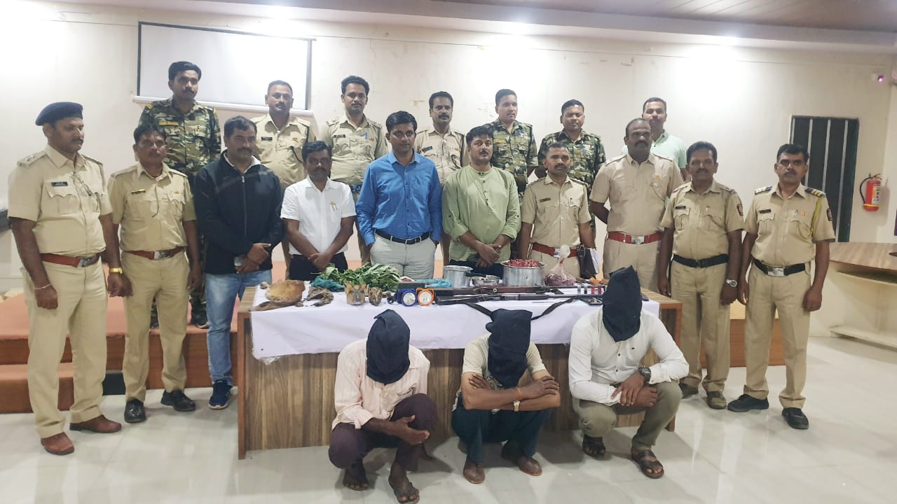 सिंगल बोअर बंदुकीने भेकर व चौसिंगा वन्यप्राणीची शिकार  