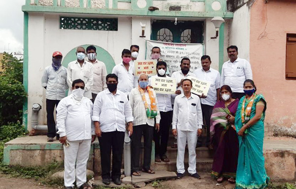 फलटणमध्ये ‘भाजपा’तर्फे ‘दार उघड उद्धवा दार उघड’ची हाक देत अनोखे आंदोलन