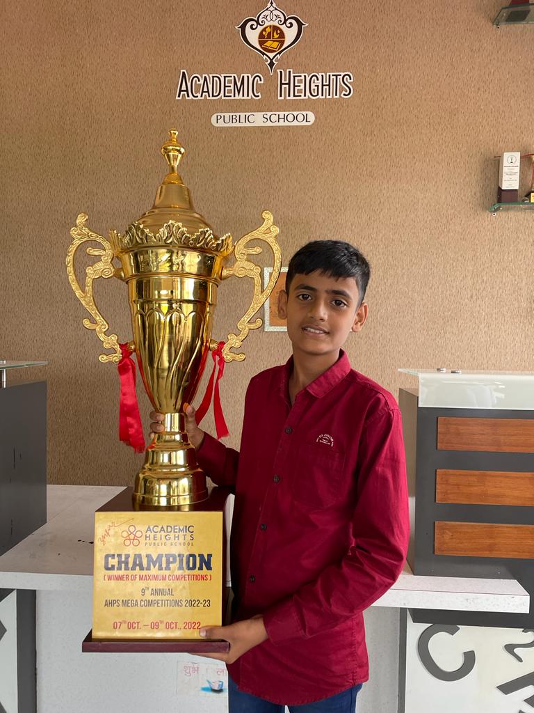 दिल्ली येथे नॅशनल स्विमिंग कॉम्पिटिशनमध्ये कराडच्या राजवर्धन कदमला ब्रांझ पदक