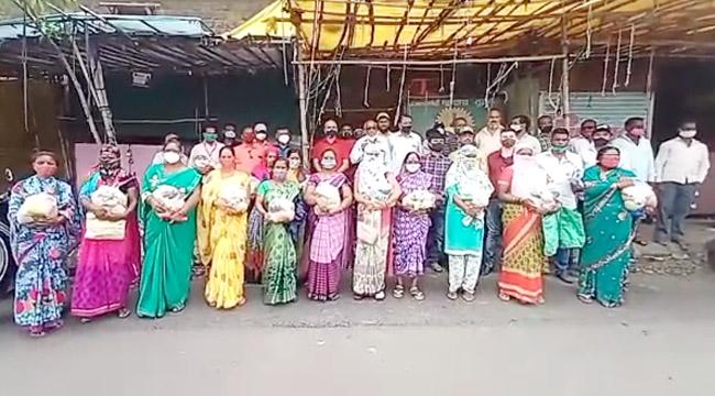  कै.कृष्णाबाई मधुकरराव चोरगे यांच्या स्मरणार्थ बालाजी ट्रस्टतर्फे धान्याच्या किटचे वाटप