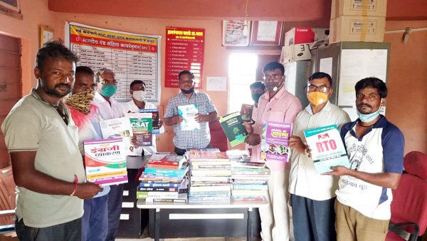 वाचनसंस्कृती रुजवण्यासाठी खराडे ग्रामपंचायतीने वाचनालयास दिली पुस्तके भेट