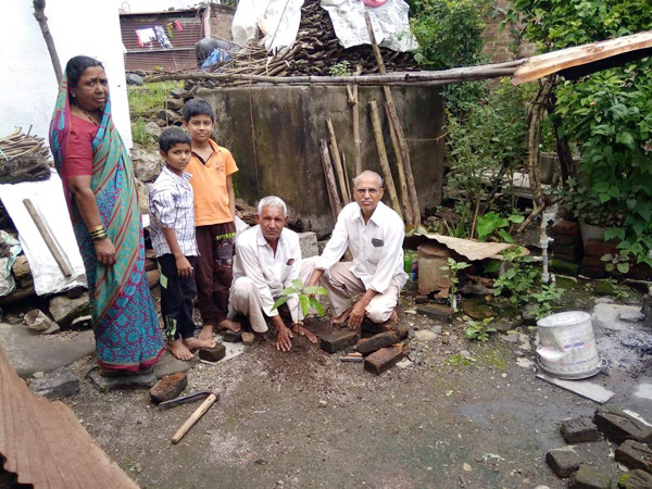 मांगल्यमय वातावरणात ज्येष्ठ नागरिकांनी एकतरी वृक्ष लावावे ! 