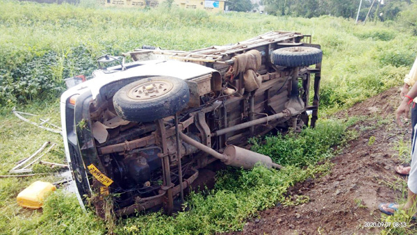 खबालवाडी रस्त्याकडे जाणार्‍या पुलानजीकच्या वळणावर टेम्पो पलटी 