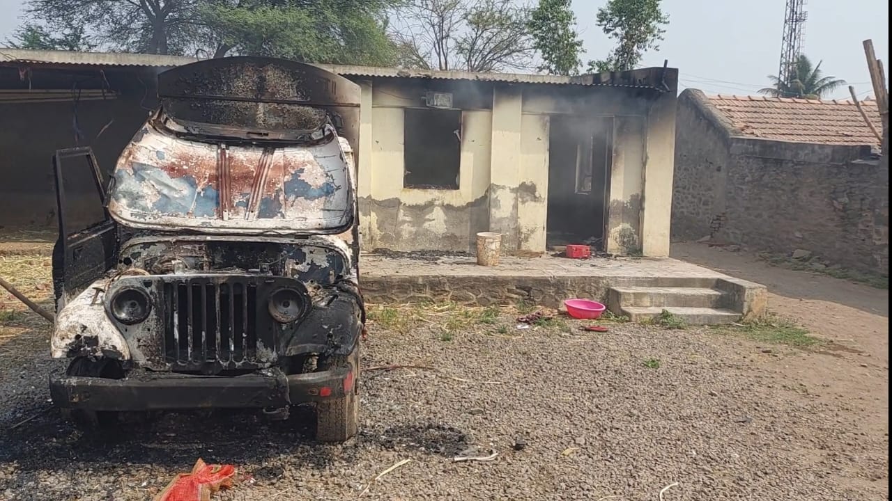  तलवार हल्ल्यात एकजण गंभीर तर घर, गोठा आणि वाहने पेटवण्याचा प्रकार