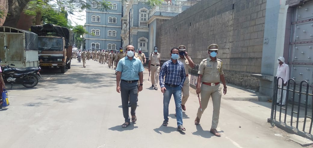 फलटणमध्ये संचारबंदीच्या अनुषंगाने पोलीस, महसूल व पालिका प्रशासनाचे संचलन