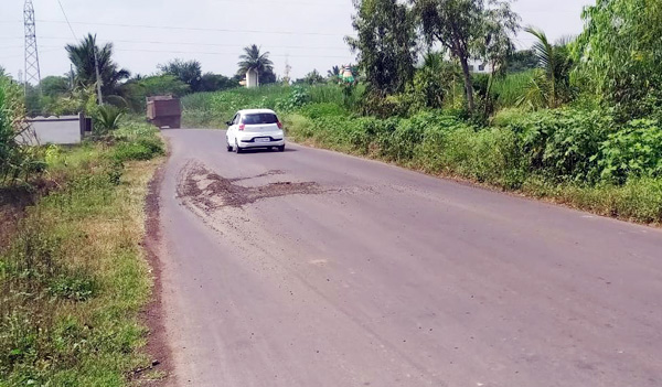 वाढत्या वाहतुकीमुळे सुरवडी-साखरवाडी रस्ता खचला