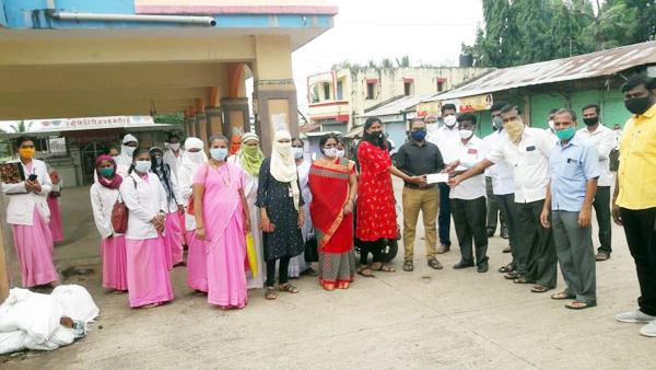 डाळमोडीत औषधे, जीवनावश्यक वस्तूंचे वाटप करून कोरोनाग्रस्तांना दिलासा