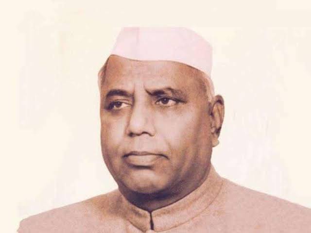 कराड बाजार समितीच्या गुळ मार्केट कमानीस स्व.यशवंतराव चव्हाण (साहेब) यांचे नाव देण्याची मागणी 