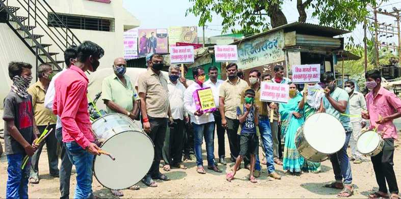 कोरेगावातील स्वच्छतागृह खुले करण्यासाठी ‘सोनेरी ग्रुप’चे भीक मांगो आंदोलन