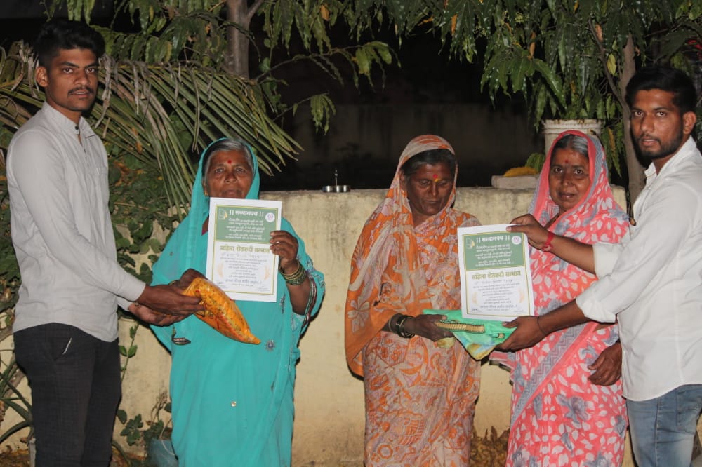 ‘कृषी पदवीधर युवाशक्ती संघटने’तर्फे महिला दिनी महिलांचा सन्मान