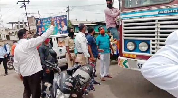 बेदरकारपणे कंटेनर चालवून चालकाचा वडूजमध्ये थरार