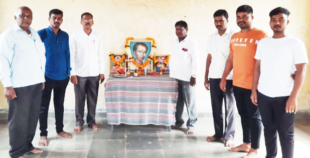 विहे येथे लोकशाहीर अण्णा भाऊ साठे जयंती साजरी