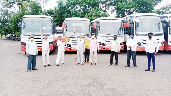 वडूजमध्ये ‘वंचित’चे हलगी वाजवून आंदोलन