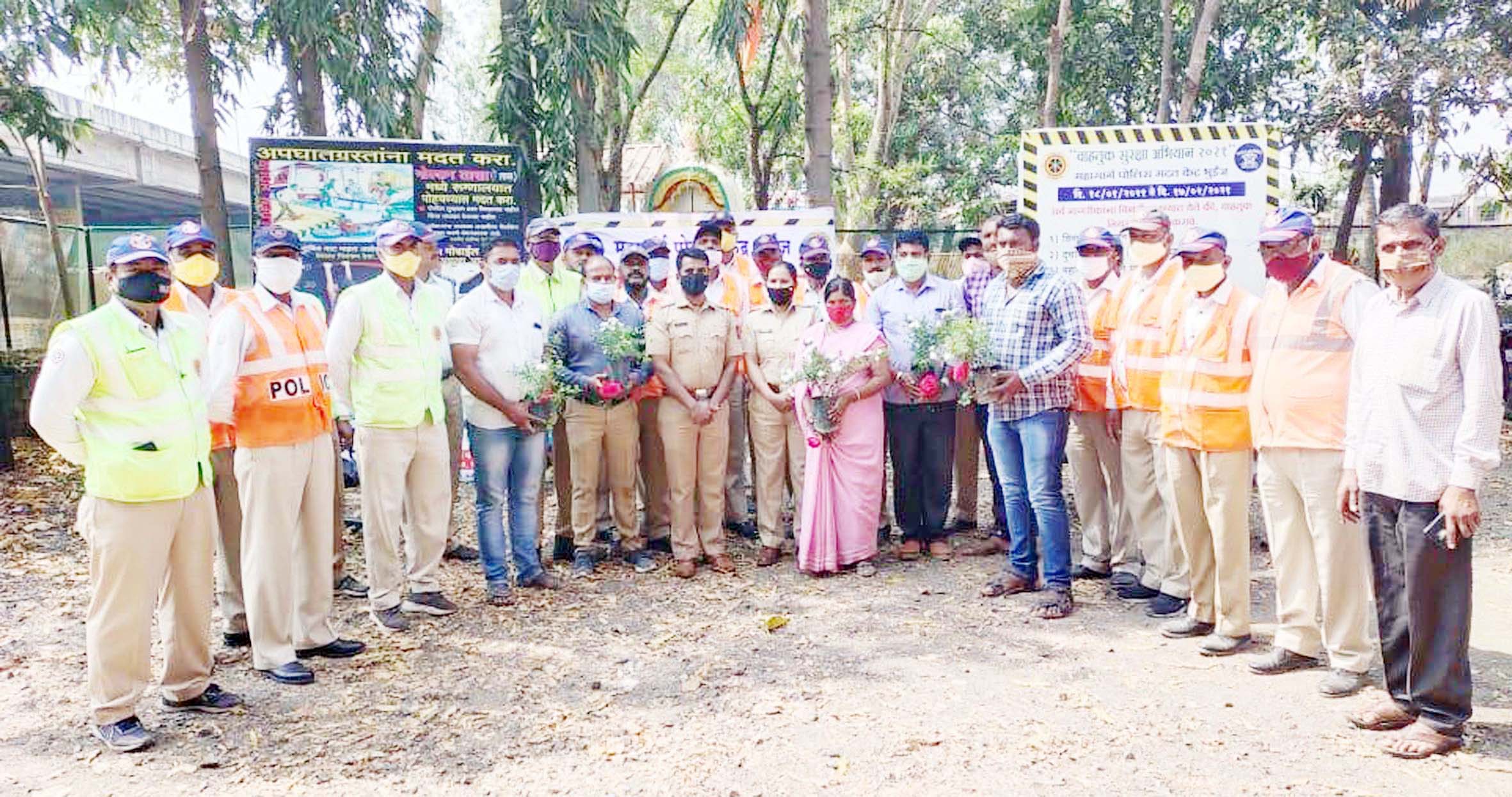 महामार्ग पोलिसांच्या वतीने मृत्युंजय दूतांचा सत्कार